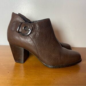 Clarks Women's Size 8.5 Brown Leather Block Heeled Side Zip Ankle Boots Buckle